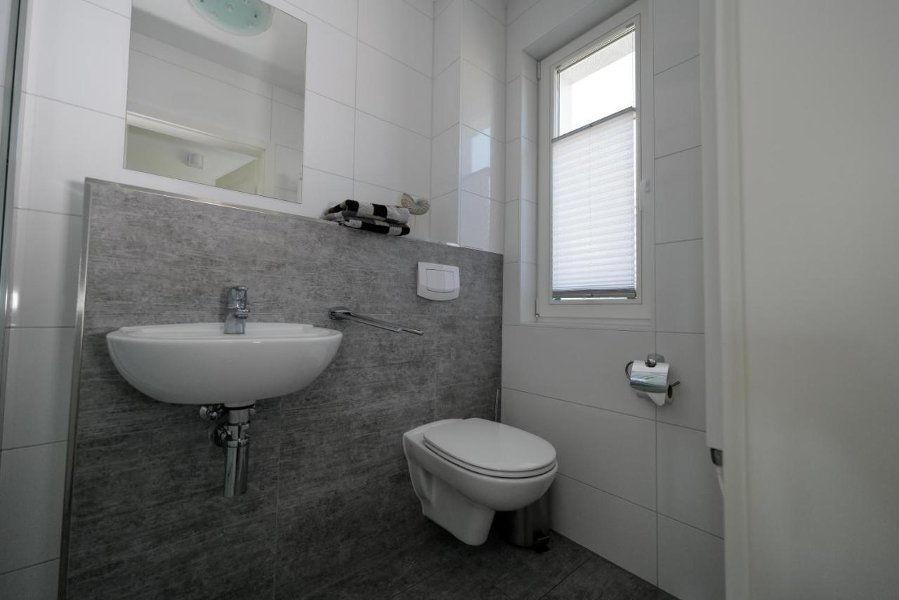 Ostseelagune Zingst, Exklusive Dhh, Strandnah, Sauna, Kamin, 3 Sz, 2 Baeder, Glasfaser, Haustierfrei, Garten Mit Suedterrasse, E-Ladesaeule, 2 Stellplaetze, Strandkorb, Fahrradschuppen, Waschmaschine, Trockner, Nichtraucher Exterior foto